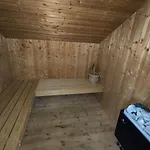 6 Personen In 1. Reihe Zum Mit Kanu Und Herrlichem Seeblick, Sauna, Whirlpool, Kaminofen, Klimaanlage Und E-tankstelle Am Haus In