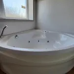 Hébergement de vacances 6 Personen In 1. Reihe Zum Mit Kanu Und Herrlichem Seeblick, Sauna, Whirlpool, Kaminofen, Klimaanlage Und E-tankstelle Am Haus In