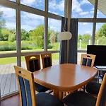 6 Personen In 1. Reihe Zum Mit Kanu Und Herrlichem Seeblick, Sauna, Whirlpool, Kaminofen, Klimaanlage Und E-tankstelle Am Haus In *