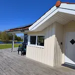 6 Personen In 1. Reihe Zum Mit Kanu Und Herrlichem Seeblick, Sauna, Whirlpool, Kaminofen, Klimaanlage Und E-tankstelle Am Haus In