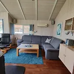 6 Personen In 1. Reihe Zum Mit Kanu Und Herrlichem Seeblick, Sauna, Whirlpool, Kaminofen, Klimaanlage Und E-tankstelle Am Haus In Otterndorf
