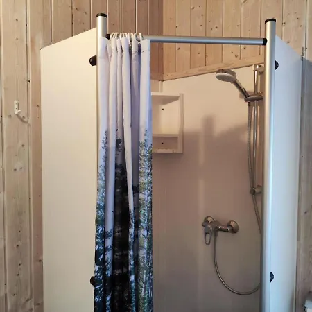 6 Personen In 1. Reihe Zum Mit Kanu Und Herrlichem Seeblick, Sauna, Whirlpool, Kaminofen, Klimaanlage Und E-tankstelle Am Haus In *