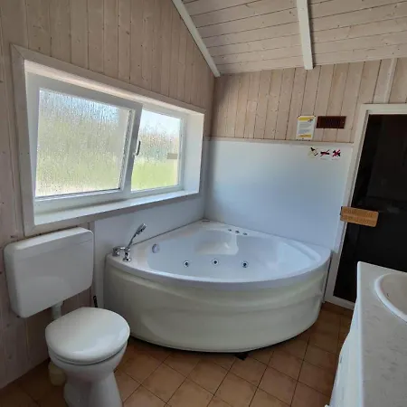 6 Personen In 1. Reihe Zum Mit Kanu Und Herrlichem Seeblick, Sauna, Whirlpool, Kaminofen, Klimaanlage Und E-tankstelle Am Haus In Otterndorf