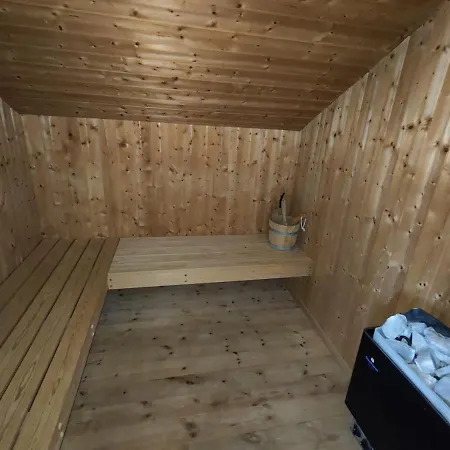 6 Personen In 1. Reihe Zum Mit Kanu Und Herrlichem Seeblick, Sauna, Whirlpool, Kaminofen, Klimaanlage Und E-tankstelle Am Haus In