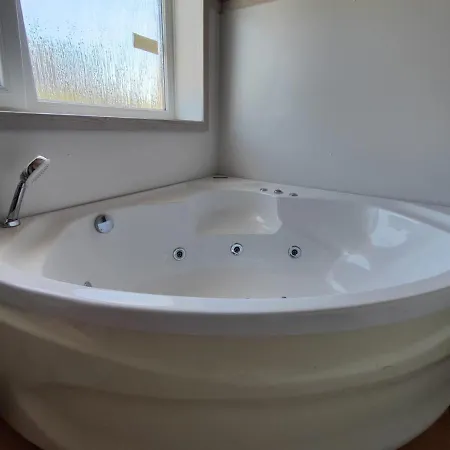 Feriehus 6 Personen In 1. Reihe Zum Mit Kanu Und Herrlichem Seeblick, Sauna, Whirlpool, Kaminofen, Klimaanlage Und E-tankstelle Am Haus In