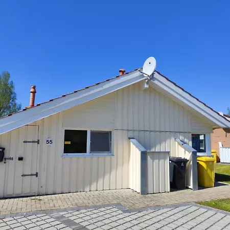 6 Personen In 1. Reihe Zum Mit Kanu Und Herrlichem Seeblick, Sauna, Whirlpool, Kaminofen, Klimaanlage Und E-tankstelle Am Haus In Feriehus *