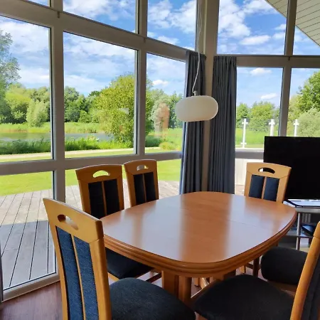 6 Personen In 1. Reihe Zum Mit Kanu Und Herrlichem Seeblick, Sauna, Whirlpool, Kaminofen, Klimaanlage Und E-tankstelle Am Haus In