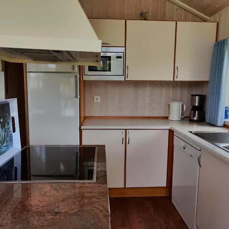 Ferienhaus 6 Personen In 1. Reihe Zum Mit Kanu Und Herrlichem Seeblick, Sauna, Whirlpool, Kaminofen, Klimaanlage Und E-tankstelle Am Haus In Otterndorf