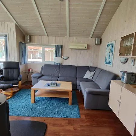 6 Personen In 1. Reihe Zum Mit Kanu Und Herrlichem Seeblick, Sauna, Whirlpool, Kaminofen, Klimaanlage Und E-tankstelle Am Haus In Otterndorf