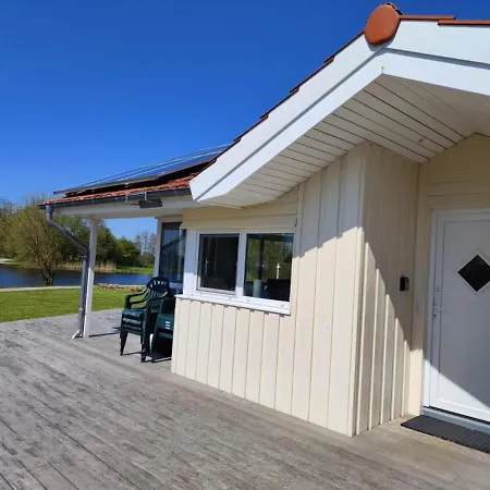 6 Personen In 1. Reihe Zum Mit Kanu Und Herrlichem Seeblick, Sauna, Whirlpool, Kaminofen, Klimaanlage Und E-tankstelle Am Haus In Ferienhaus