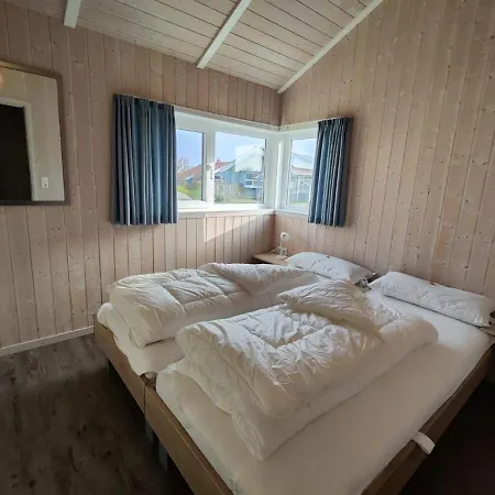 6 Personen In 1. Reihe Zum Mit Kanu Und Herrlichem Seeblick, Sauna, Whirlpool, Kaminofen, Klimaanlage Und E-tankstelle Am Haus In Prázdninový dům *