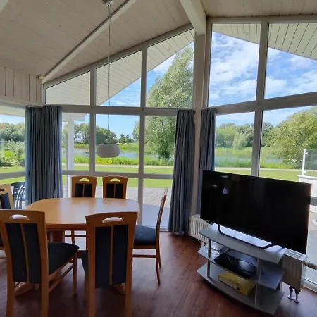 6 Personen In 1. Reihe Zum Mit Kanu Und Herrlichem Seeblick, Sauna, Whirlpool, Kaminofen, Klimaanlage Und E-tankstelle Am Haus In Ferienhaus Otterndorf