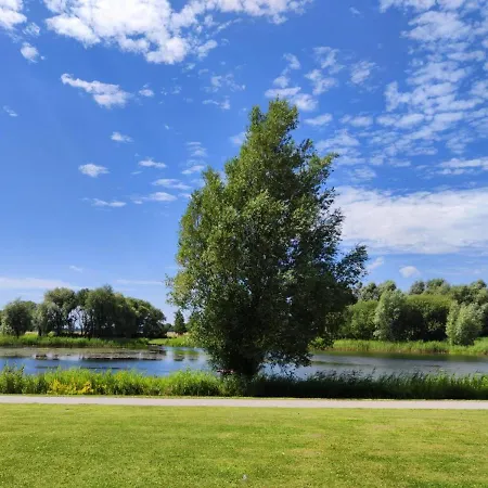 6 Personen In 1. Reihe Zum Mit Kanu Und Herrlichem Seeblick, Sauna, Whirlpool, Kaminofen, Klimaanlage Und E-tankstelle Am Haus In
