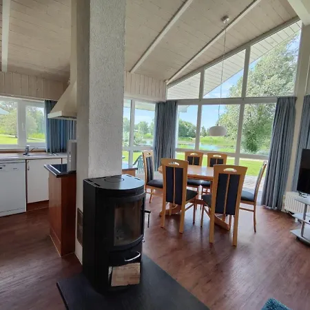 6 Personen In 1. Reihe Zum Mit Kanu Und Herrlichem Seeblick, Sauna, Whirlpool, Kaminofen, Klimaanlage Und E-tankstelle Am Haus In Prázdninový dům Otterndorf