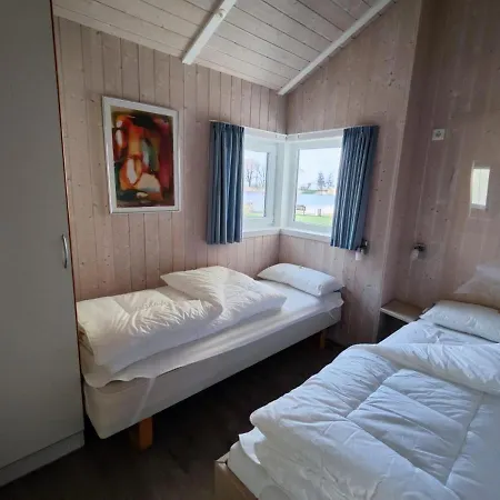 6 Personen In 1. Reihe Zum Mit Kanu Und Herrlichem Seeblick, Sauna, Whirlpool, Kaminofen, Klimaanlage Und E-tankstelle Am Haus In Prázdninový dům *